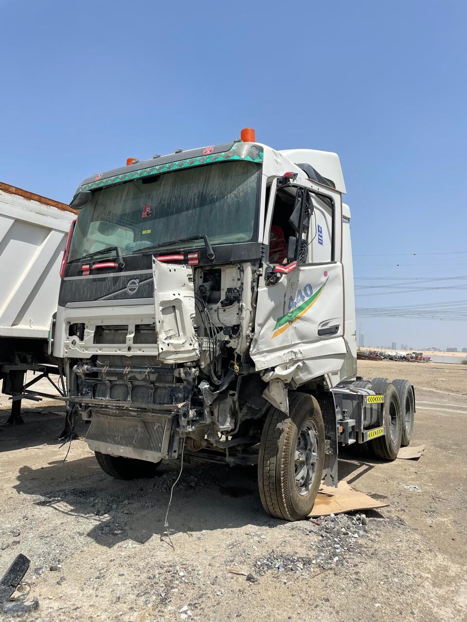 Prime mover with cab damage